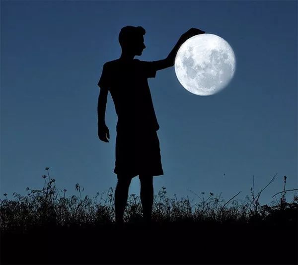 心理学：你喜欢哪张月亮合影照，测在朋友眼中你是很“作”的人吗