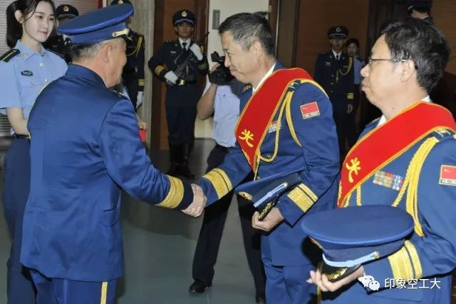 大学隆重举行2018年度退役干部向军旗告别仪式