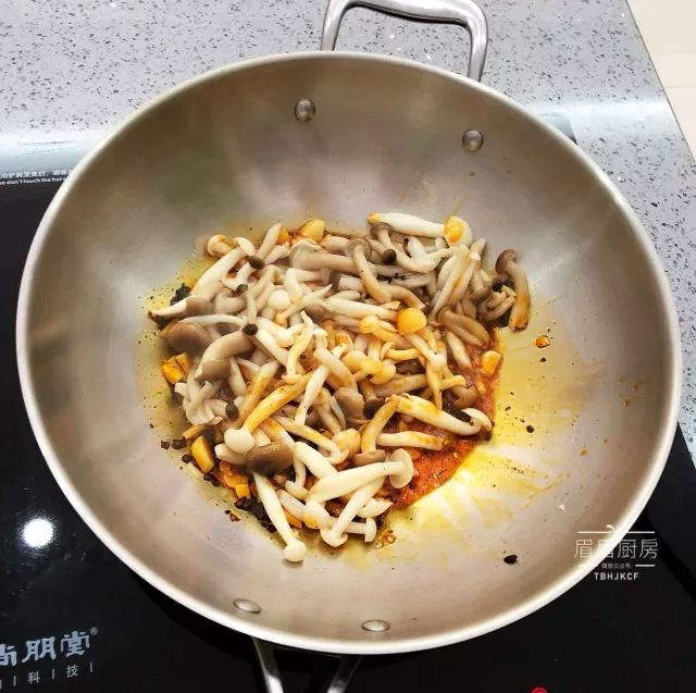 5分钟搞定一道营养美味的下饭菜——辣炒双菇