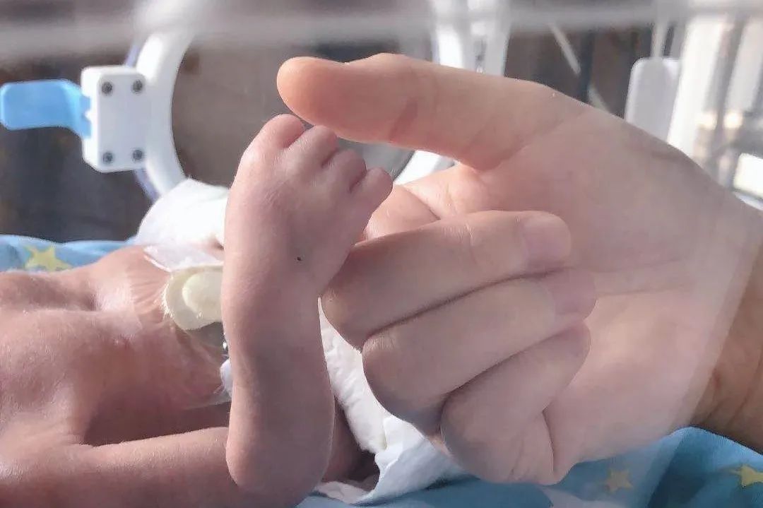 提前3个多月出生！杭州二胎妈妈突然产下男婴，体重只有1200g，历经71天终于回家