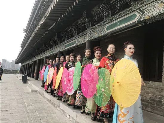 艺术公社 | “一路格桑花”亚纱祺京派旗袍秀 50余美人西安城墙展示传统服饰