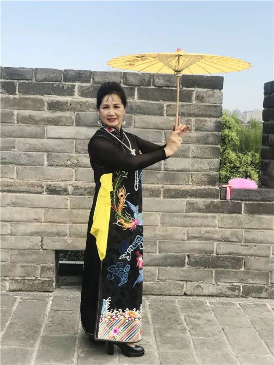 艺术公社 | “一路格桑花”亚纱祺京派旗袍秀 50余美人西安城墙展示传统服饰