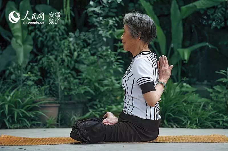 厉害了！坚持瑜伽20多年，92岁的范奶奶还能独自爬黄山