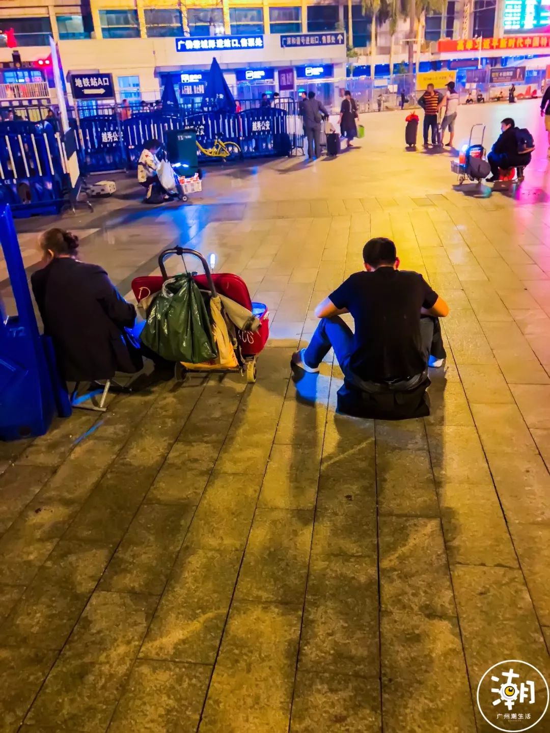 凌晨4点的火车站，装了一整个广州。