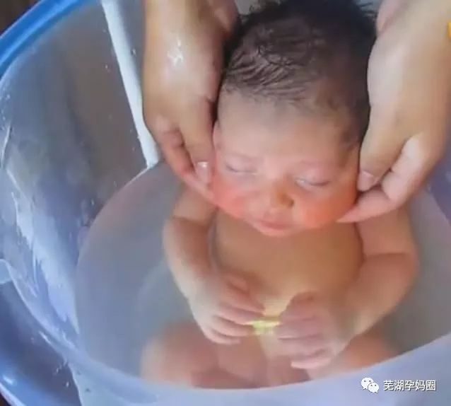 刚出生的宝宝洗澡，还以为在妈妈肚子里！这小表情很享受