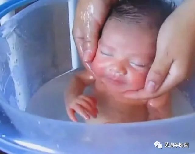 刚出生的宝宝洗澡，还以为在妈妈肚子里！这小表情很享受