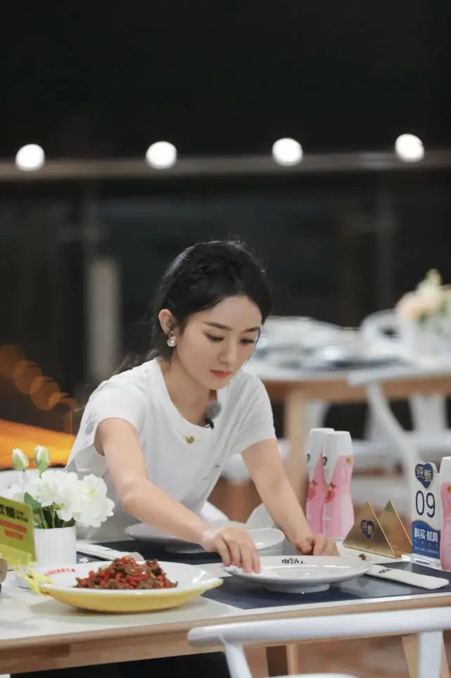 《中餐厅》开播第一期，赵丽颖在节目中哭了？她适合参加综艺吗？