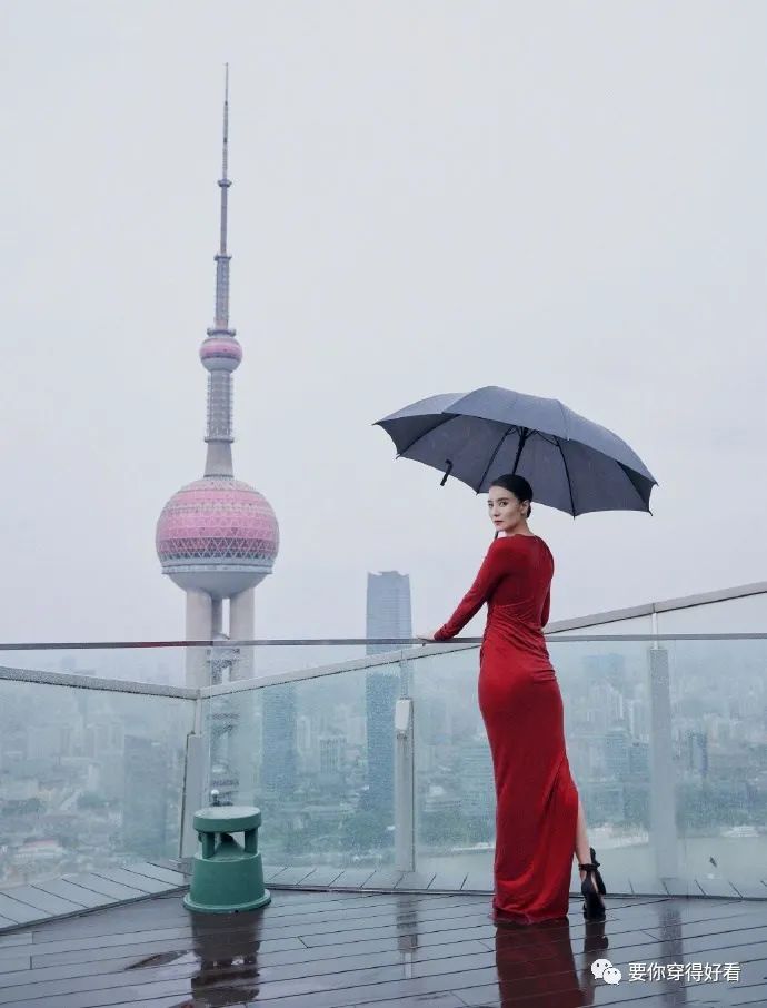 宋佳两套裙装美呆，红色热烈又端庄，黑色优雅又性感，在雨中绽放