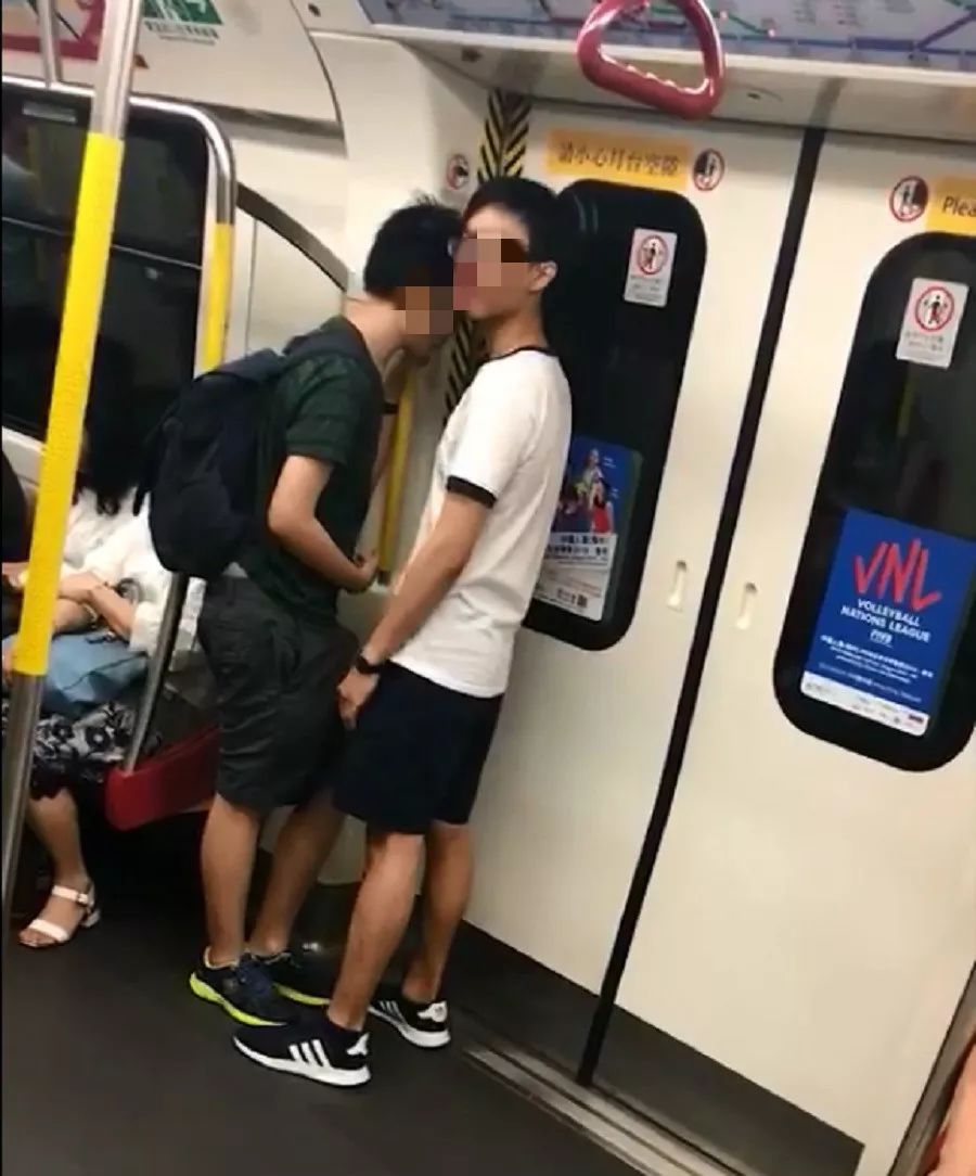 2名香港男生地铁车厢公然摸下体 疑有生理反应