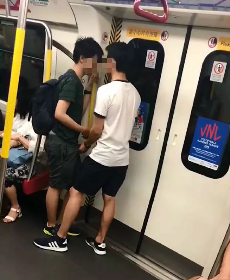 2名香港男生地铁车厢公然摸下体 疑有生理反应