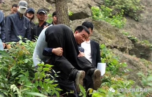 在位五年的华裔总统，为国家作出巨大贡献，最终却自杀身亡