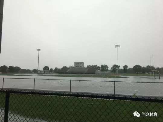 当众体育：暴雨过后，人造草球场变身弹力蹦蹦床