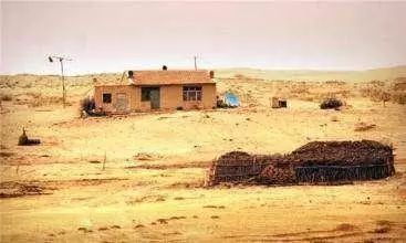 为什么沙漠里那么多沙子，却不用来盖房子？看