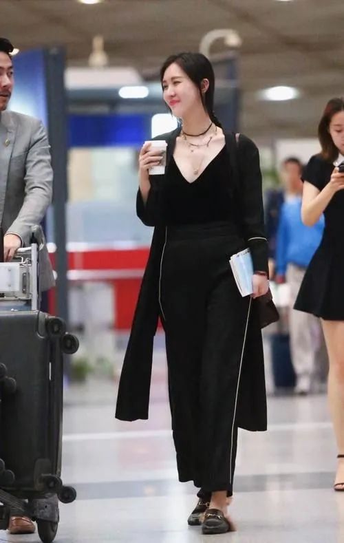 王石娇妻手挡脸不敢晒素颜，在机场都追着王石走，有点卑微！