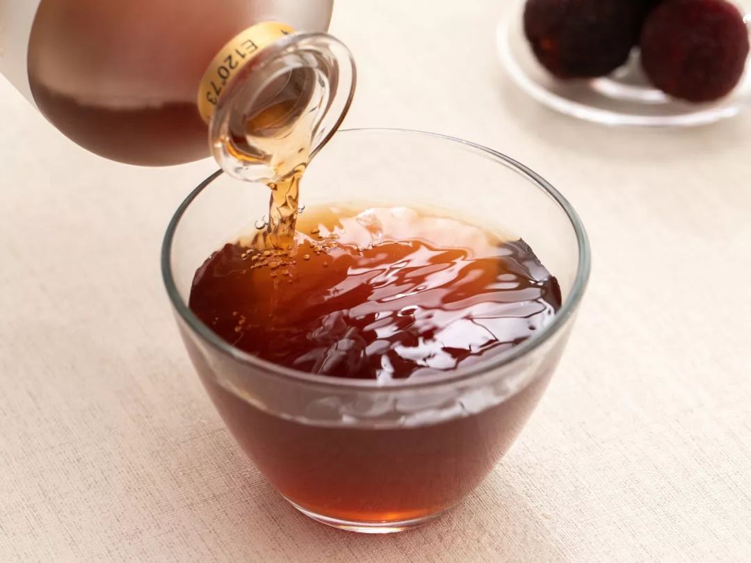 香甜多汁的东魁大杨梅酿的酒，每次一开瓶就被抢光