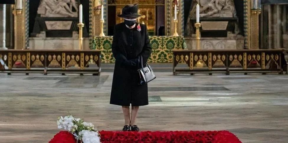 94岁英女王接种新冠疫苗，巴黎时装周取消所有线下秀