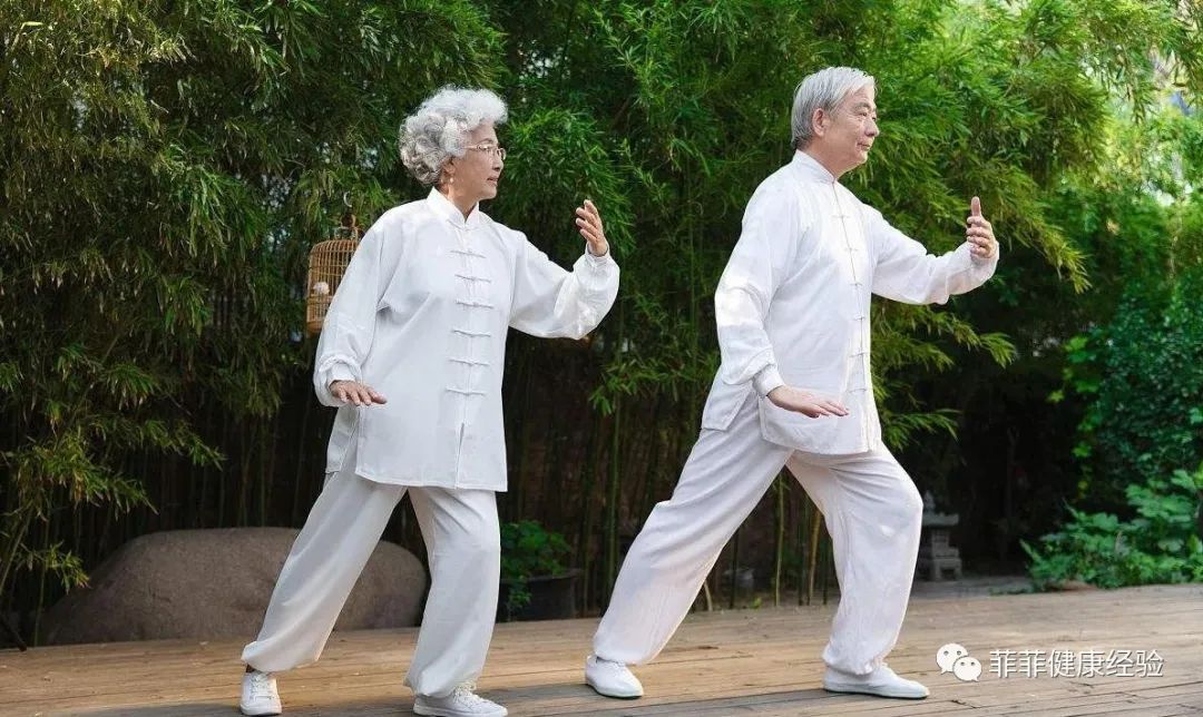 公园里常见的这4种锻炼，对老年人健康有害，医生劝告：千万远离
