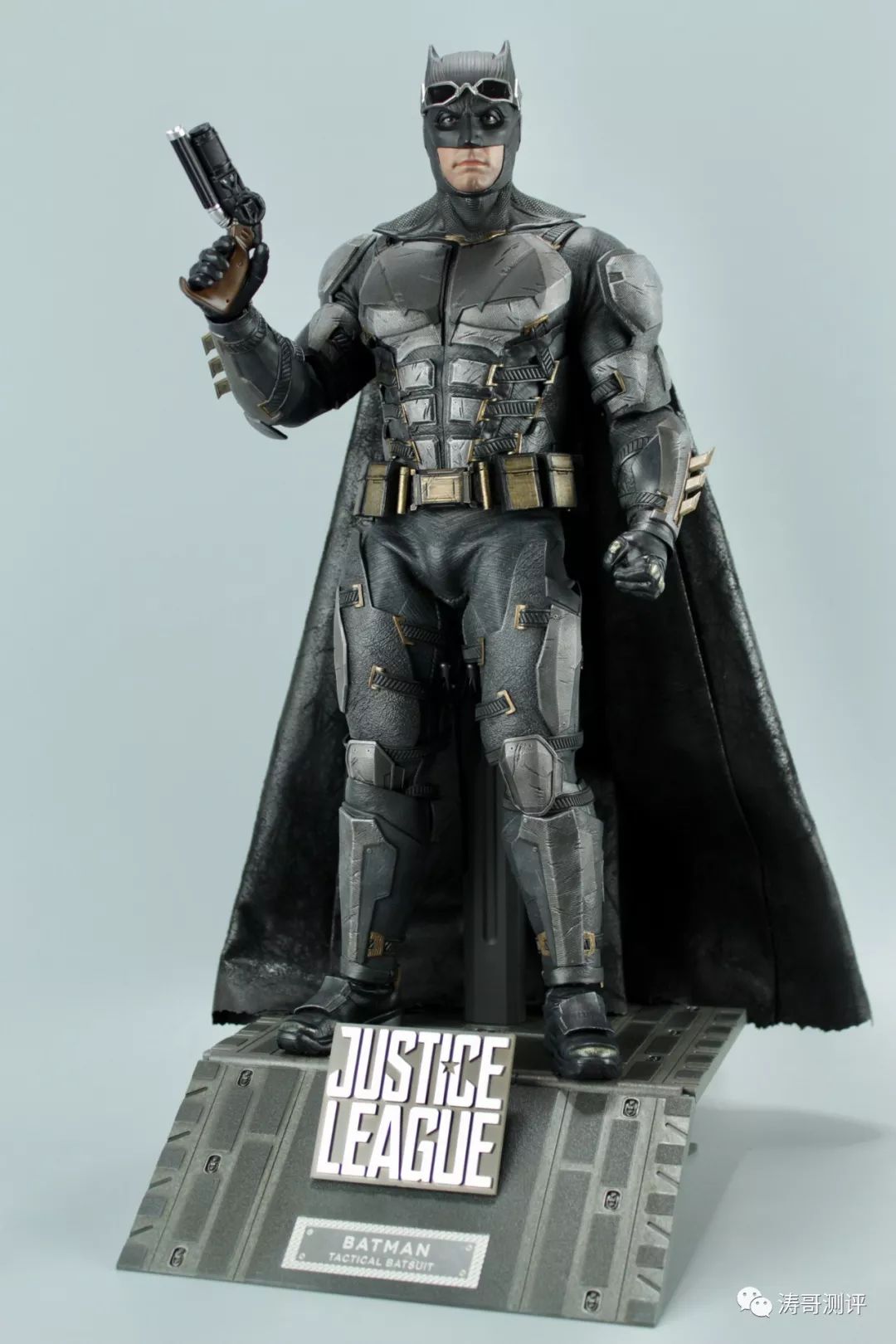 戴墨镜的老爷？HT《正义联盟》战术装甲蝙蝠侠测评！