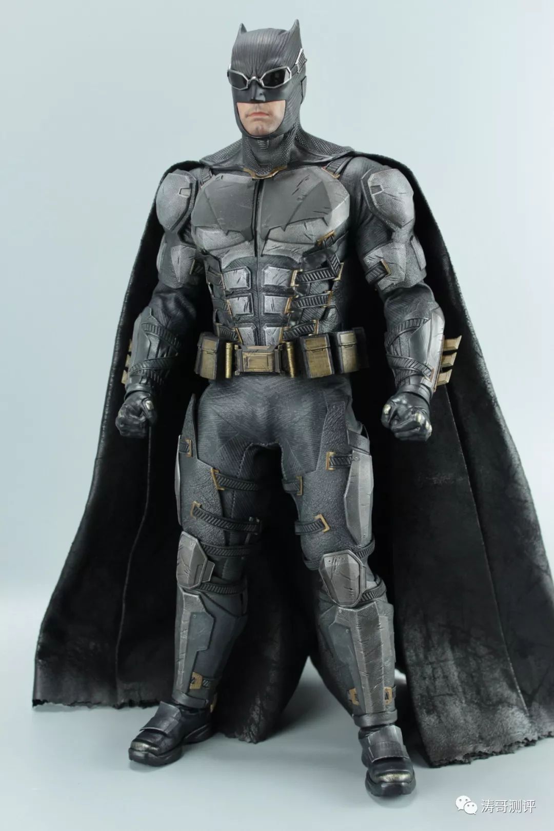 戴墨镜的老爷？HT《正义联盟》战术装甲蝙蝠侠测评！
