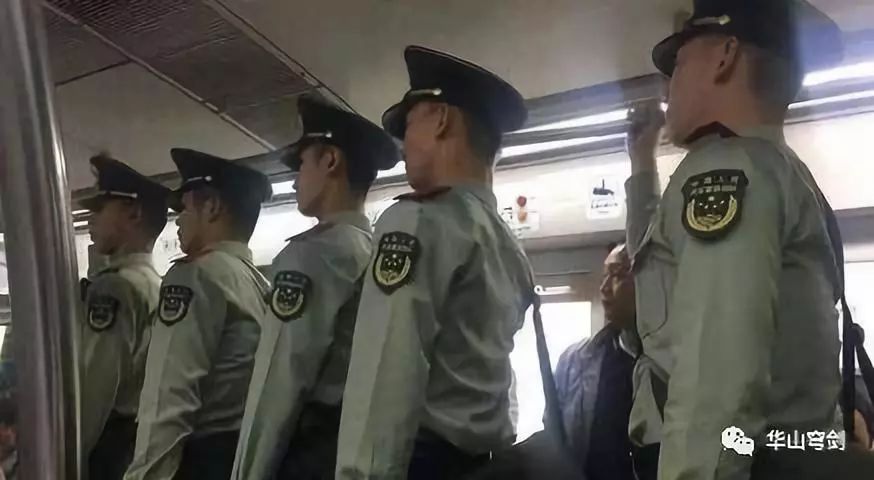 地铁男霸三座位，其身后军人排队站立，网民愤怒！