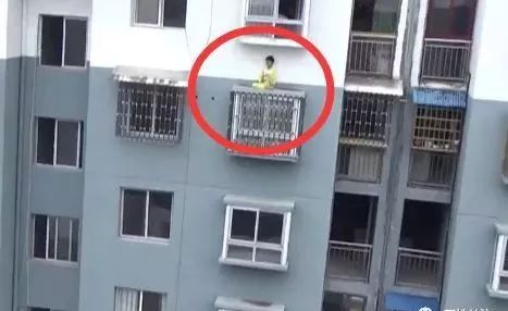 贵州12岁孩子因为赖床被父亲训斥，竟爬出窗户睡