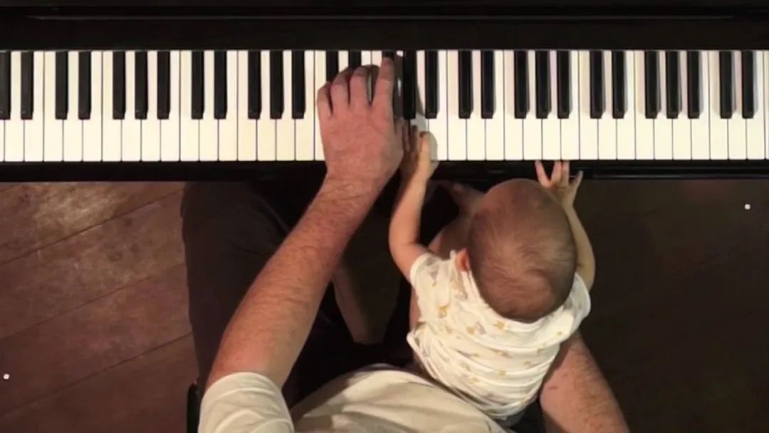 他记录女儿在钢琴上长大的20个温暖瞬间，有音乐的家庭如此幸福