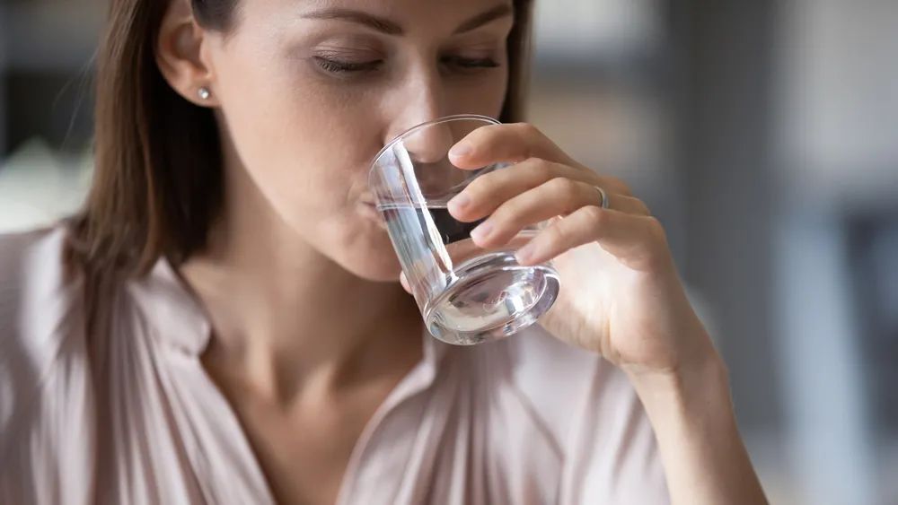 晨起第1杯水，这样喝堪比“慢性毒药”！毁肾致癌，别让身体栽倒在喝水上