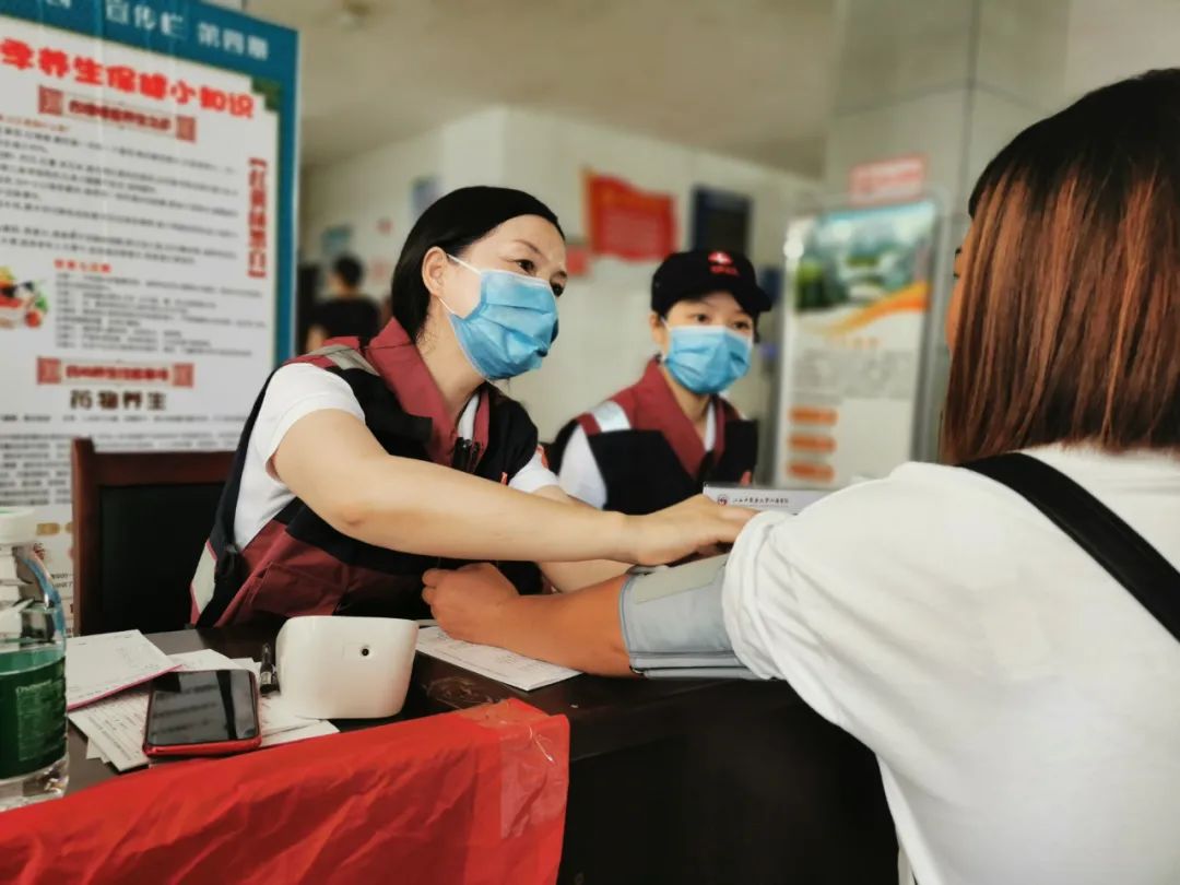 服务基层 共同提升 江西省中医院专家在余干县中医院开展义诊