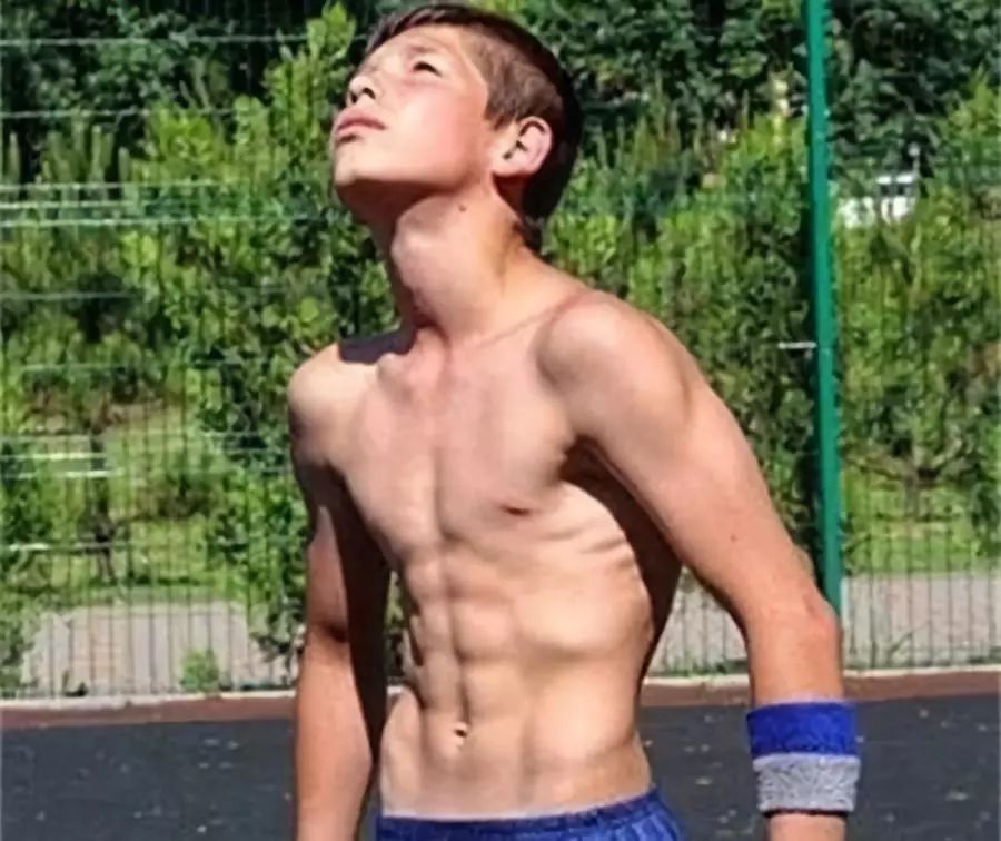15岁少年看着瘦弱，谁能想到他有8块腹肌，健身水平更是意料之外