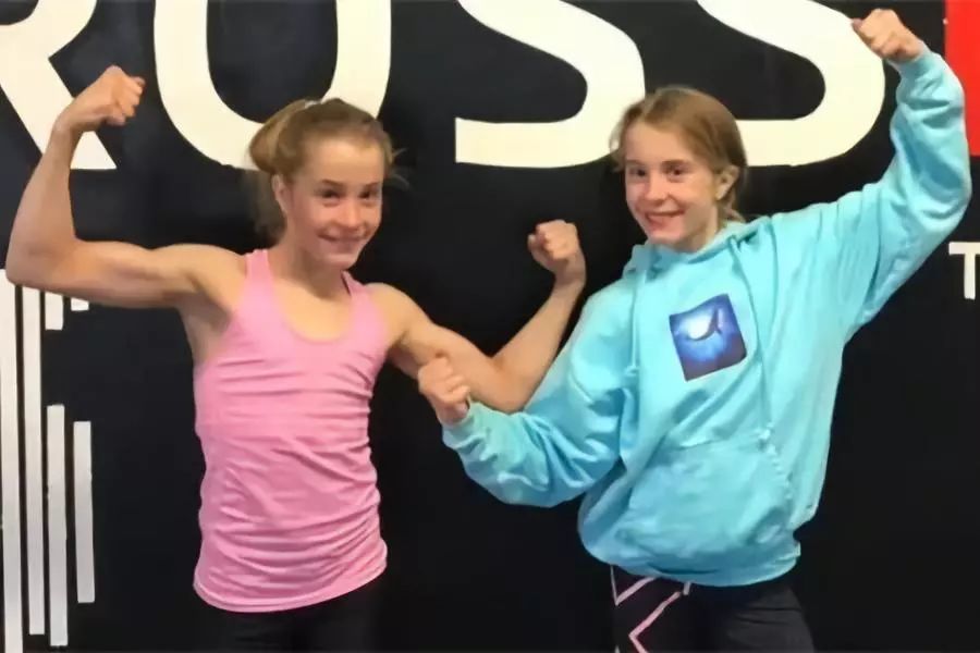 13岁的健身姐妹花，不仅长得很相似，训练起来更是默契十足