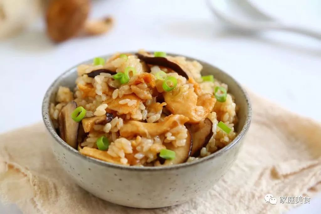 煮饭时加点蘑菇和鸡肉,做成的这道鸡肉蘑菇饭,油而不腻,3碗吃不够！