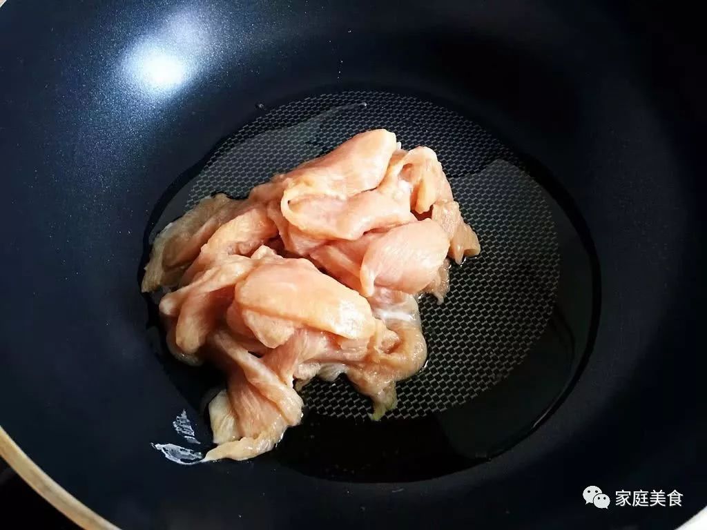 煮饭时加点蘑菇和鸡肉,做成的这道鸡肉蘑菇饭,油而不腻,3碗吃不够！
