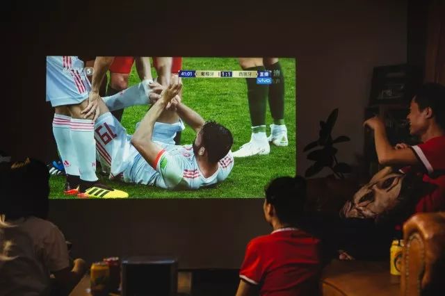 决赛观看指南：把世界杯射在墙上是种怎样的体验