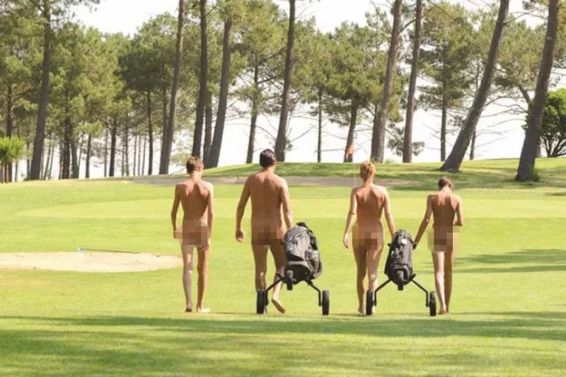 不让穿衣服！这个高尔夫球场太疯狂了