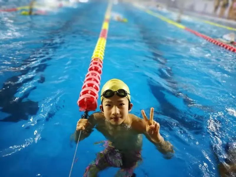 【关注】8岁宜昌娃冬泳20分钟游完长江1800米！好样的！(2)