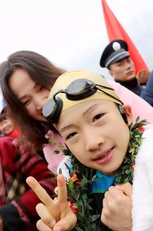 【关注】8岁宜昌娃冬泳20分钟游完长江1800米！好样的！(3)