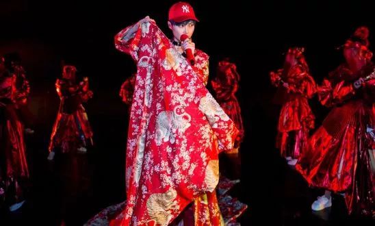 李宇春上海演唱会的造型也是多变 既妩媚又帅气