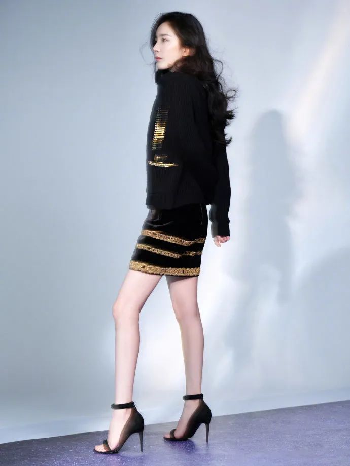 杨幂黑色套装搭配大波浪长卷发，温柔优雅，短裙配高跟，性感成熟