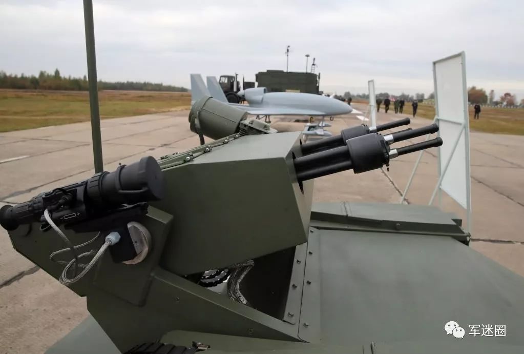 白俄罗斯亮出大批新式武器 无人战车有8根枪管 射速惊人