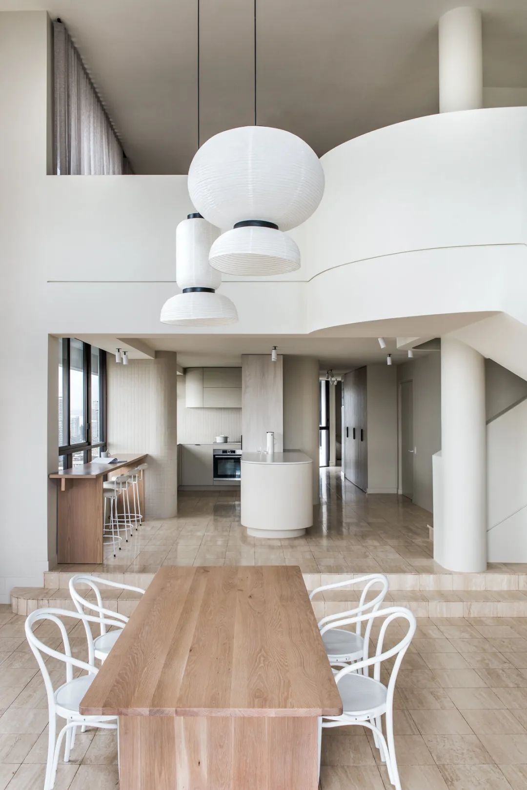 拱形元素+极简白, 打造出别样的顶层公寓