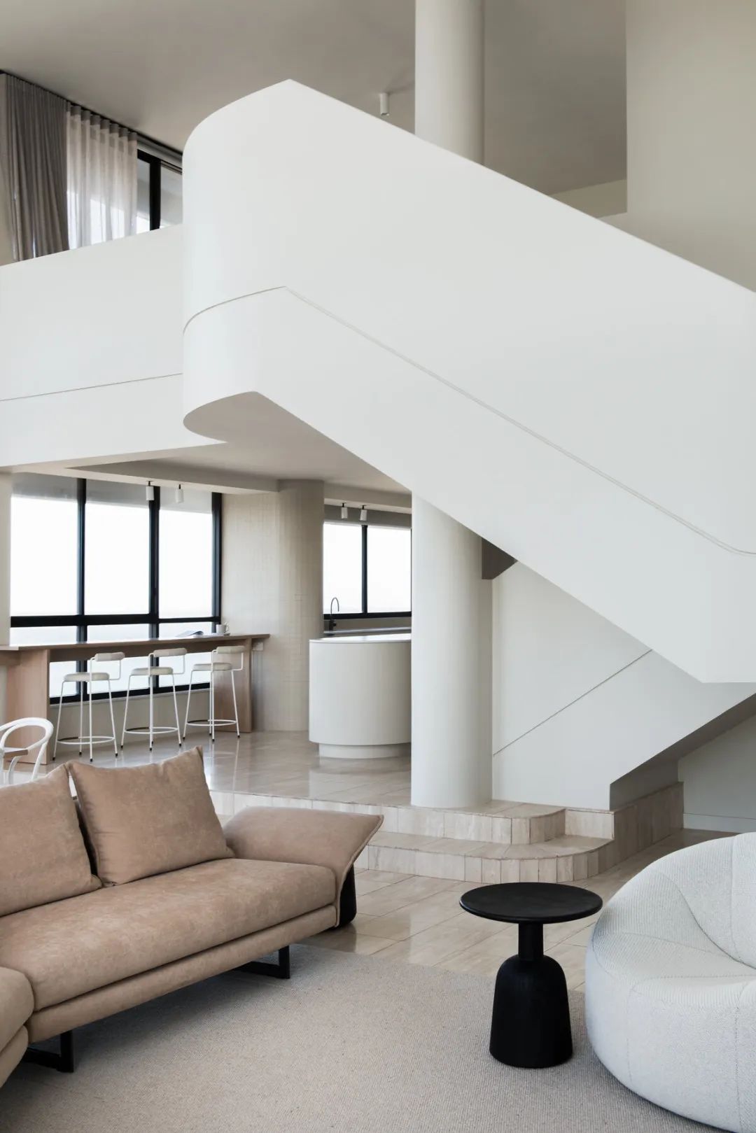 拱形元素+极简白, 打造出别样的顶层公寓