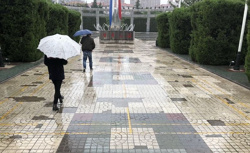 西安樱花广场地砖破损严重一直未修，管理方：