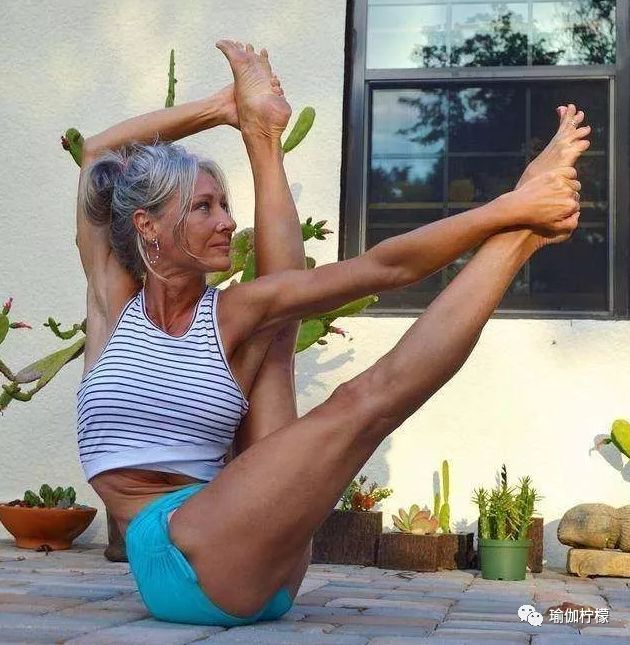 印度70岁瑜伽奶奶，身材像少女苗条，还有腹肌！