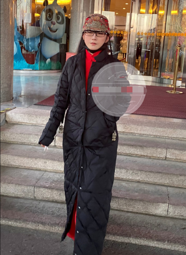 杨丽萍穿长羽绒服，打扮倒像个老年人，就是还戴帽子不接受变老！