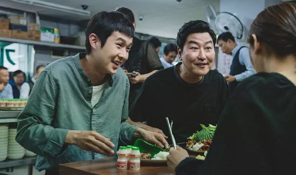 戛纳的韩国《寄生虫》国内上映，成谜