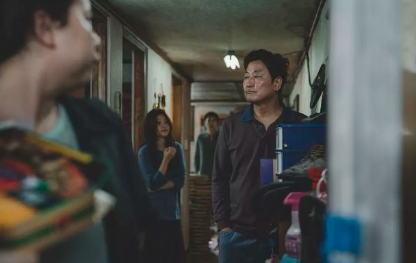 戛纳的韩国《寄生虫》国内上映，成谜(5)