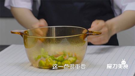 美食视频里C位出道的康宁锅
