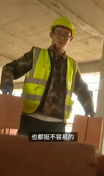 刚刚被清华录取，黑龙江少年便去工地搬砖，负责人：每天多加50元