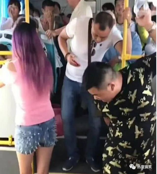 女子上了公交车之后，男子感到了身后的异样，