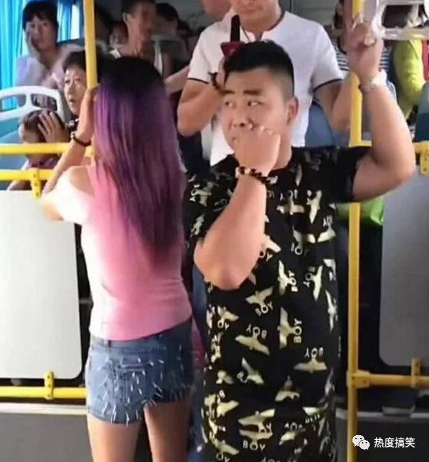 女子上了公交车之后，男子感到了身后的异样，
